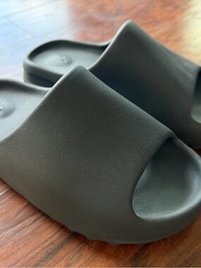 adidas Yeezy Slide Size 7 Dakony - Onyx